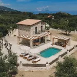 Vila Bedrock Beachside With Private Pool Vasilikí