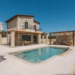 Bedrock Beachside With Private Pool