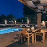 Bedrock Beachside With Private Pool