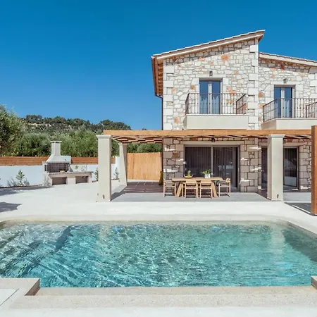 Bedrock Beachside With Private Pool *