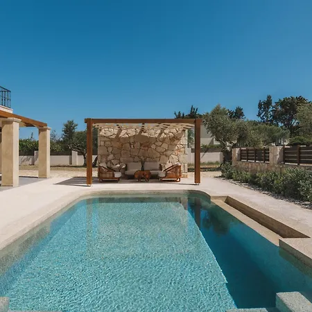 Bedrock Beachside With Private Pool *