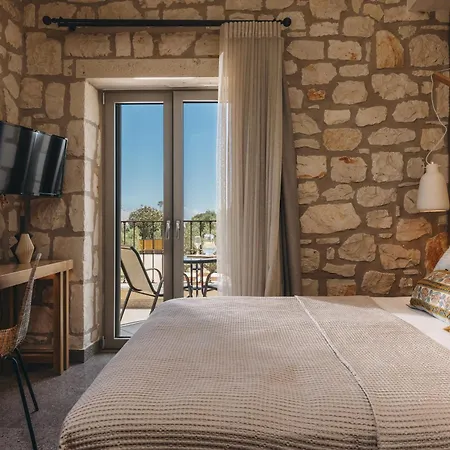 Bedrock Beachside With Private Pool *