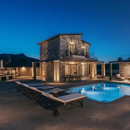 Bedrock Beachside With Private Pool *