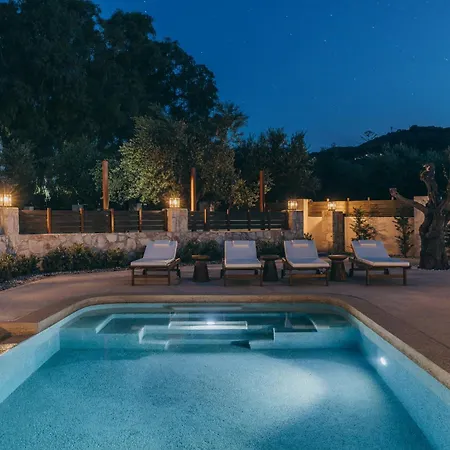 Bedrock Beachside With Private Pool Vasilikí