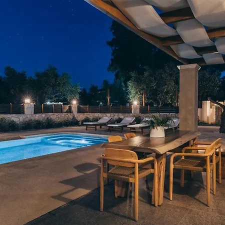 Bedrock Beachside With Private Pool