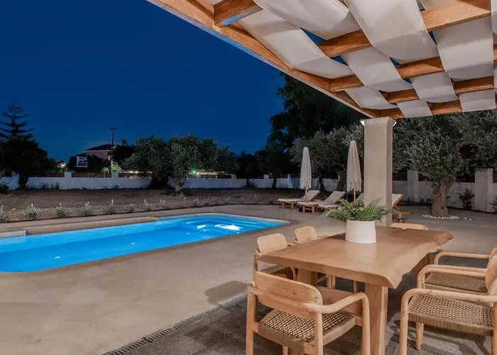 Bedrock Beachside With Private Pool Vila