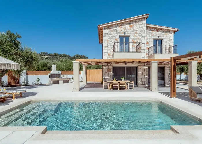 Bedrock Beachside With Private Pool *
